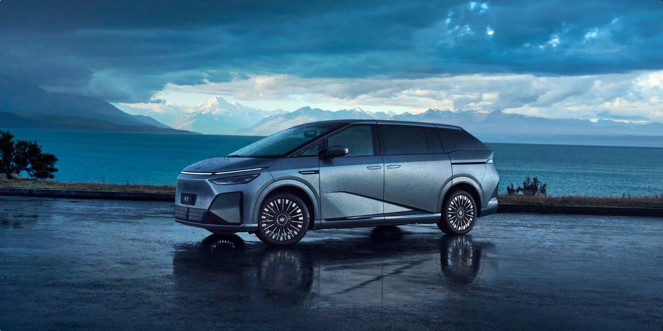 XPENG X9 Exterior Front